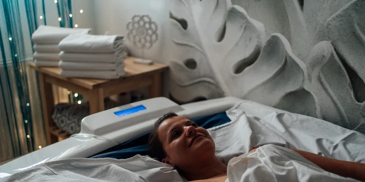 Tešiť sa môžete na terapiu morským vzduchom a slnkom, perličkový kúpeľ, bahennú masku, hydromasáž aj infraterapiu chrbta a šije.
