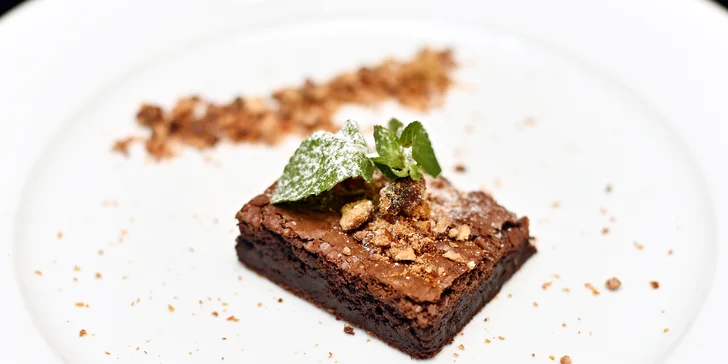 Menu pro 2: rump steak na víně s gratinovaným bramborem a čok. brownies