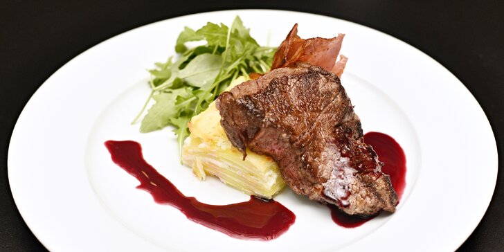 Menu pro 2: rump steak na víně s gratinovaným bramborem a čok. brownies