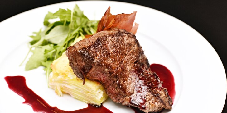 Menu pro 2: rump steak na víně s gratinovaným bramborem a čok. brownies