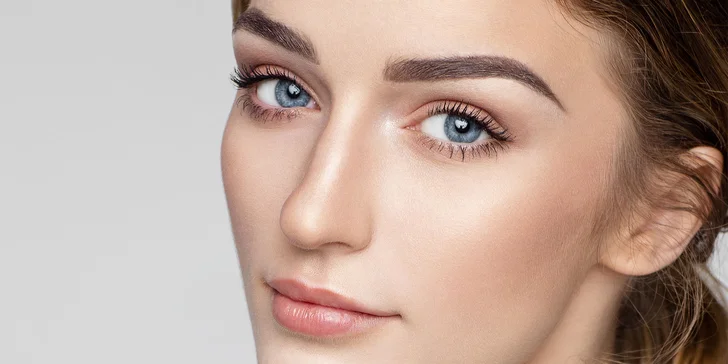 Krásná i bez líčidel: Konzultace a permanentní make-up obočí v salonu