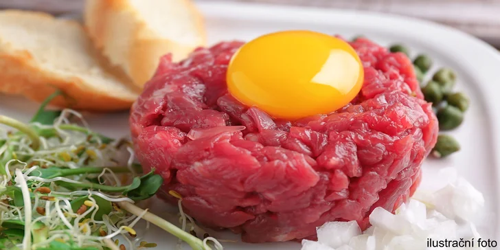 Milovník masa zajásá: 200 nebo 500 g tataráku s křupavými topinkami