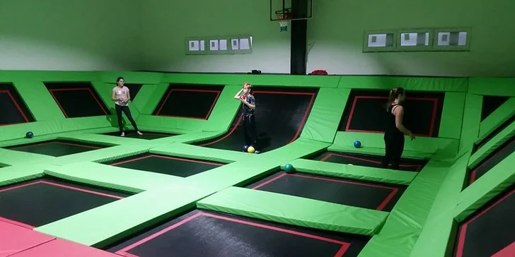 Protáhněte si tělo, zaskákejte si a zaskotačte v trampolínové aréně