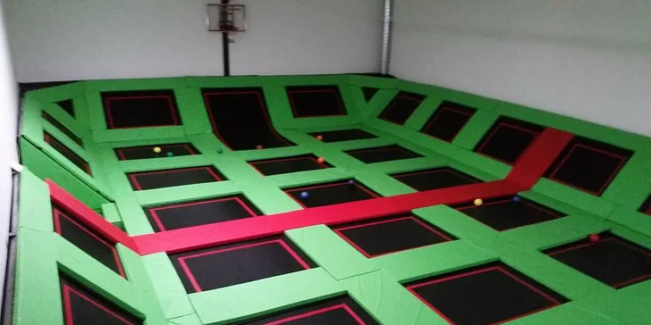 Protáhněte si tělo, zaskákejte si a zaskotačte v trampolínové aréně