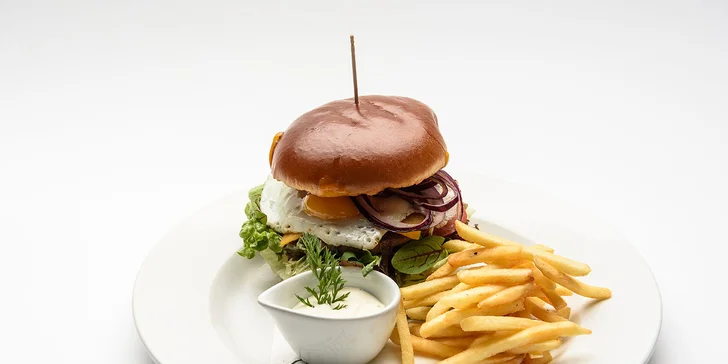 1 nebo 2 hovězí burgery s čedarem, vajíčkem a hranolky v restauraci Plaudit