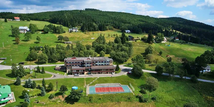 Hotel je starší a jednoduše zařízený, ale hosté si ho pochvalují. Zejména milou obsluhu a nádherný výhled do údolí.
