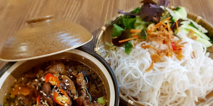 Vietnamská kuchyně autenticky a z čerstvých surovin: maso Bún chả a závitky