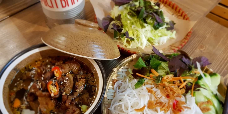 Vietnamská kuchyně autenticky a z čerstvých surovin: maso Bún chả a závitky