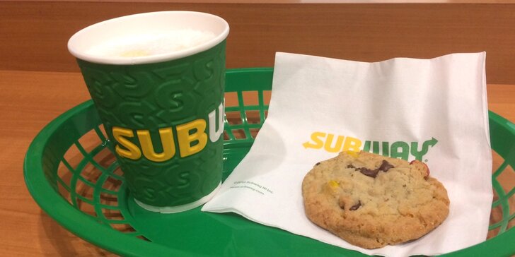 Zimní občerstvení v Subway: voňavé latte macchiato a cookie dle výběru