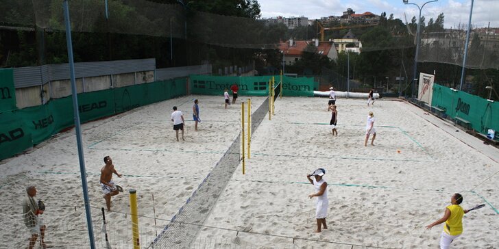 Aktivně strávená neděle: Výuka beach tenisu s trenérem