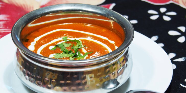 Indické menu s polévkou a hlavním chodem v autentické restauraci Namaskar