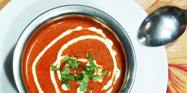 Indické menu s polévkou a hlavním chodem v autentické restauraci Namaskar