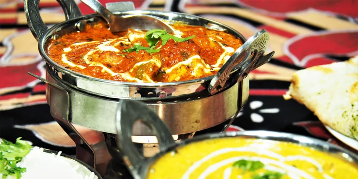 Indické menu s polévkou a hlavním chodem v autentické restauraci Namaskar