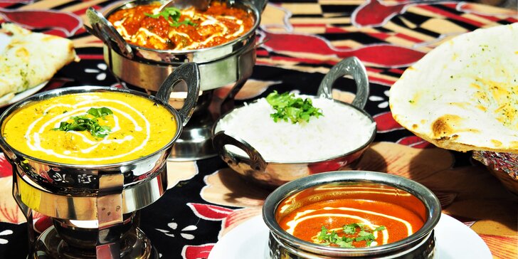 Indické menu výběrem z mnoha jídel: jehněčí, kuřecí i vegetariánská varianta