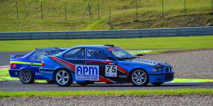 Jako střela: Řízení závodního speciálu BMW na závodním autodromu v Mostě