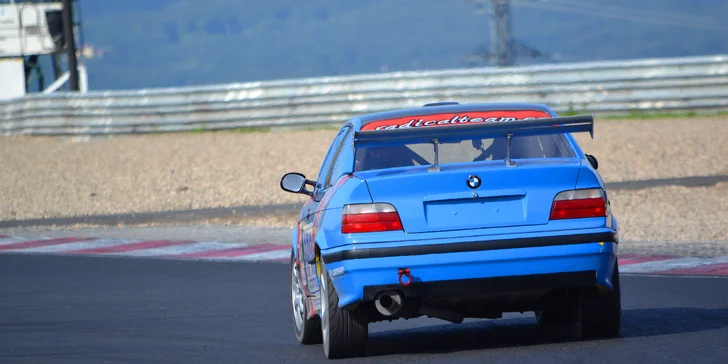 Jako střela: Řízení závodního speciálu BMW na závodním autodromu v Mostě