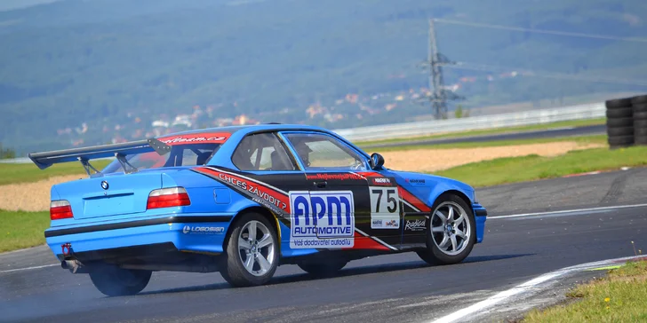 Jako střela: Řízení závodního speciálu BMW na závodním autodromu v Mostě