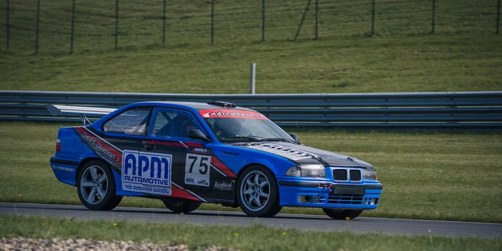 Jako střela: Řízení závodního speciálu BMW na závodním autodromu v Mostě
