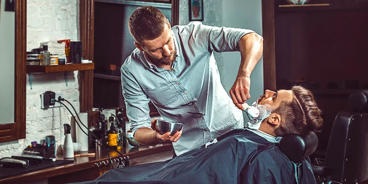 Luxusní barber péče: střih, holení, sklenka whiskey a odvoz BMW