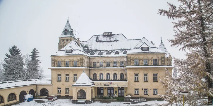 Dovolená ve stylu první republiky: pobyt na Kramářově zámku s polopenzí a saunou