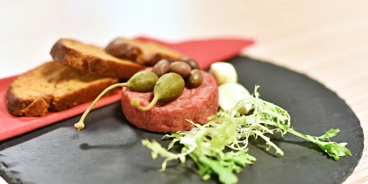 Moderní menu s tatarákem a panenkou pro dva podávané v Národním muzeu