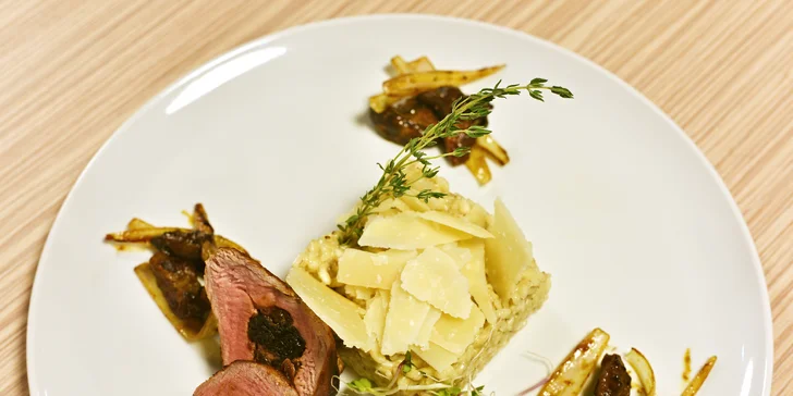 Moderní menu s tatarákem a panenkou pro dva podávané v Národním muzeu