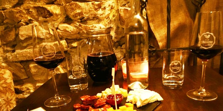 Džbánek kvalitního vína a talíř dobrot ve vinném baru Slámovka