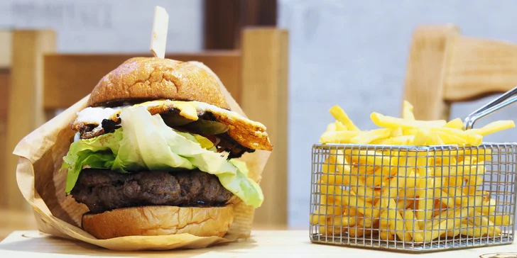 Burgerová mánie v centru Brna: burgery podle výběru z několika druhů a hranolky pro 2 až 4 osoby