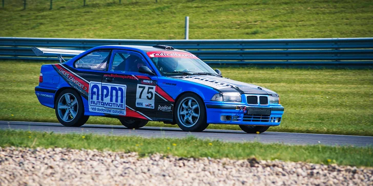 Jako střela: Řízení závodního speciálu BMW na závodním autodromu v Mostě