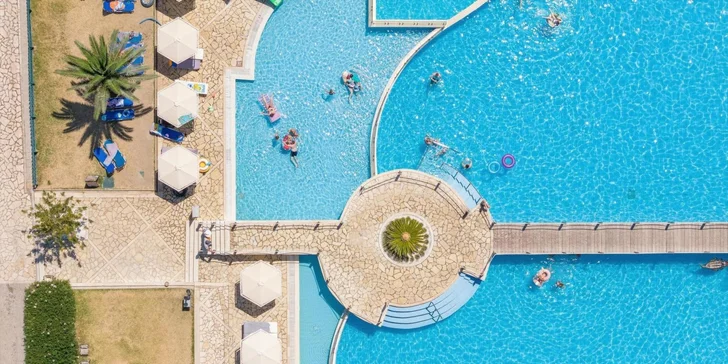 Hotel disponuje několika venkovními bazény.