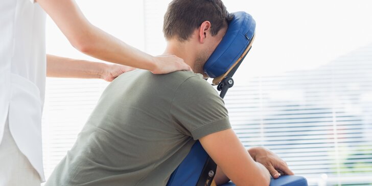 20minutová masáž na židli pro uvolnění zatuhlých svalů zad a beder