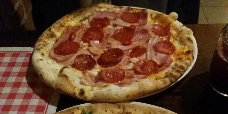 Italská siesta v Praze 10: křupavá pizza ze 20 druhů a ledový čaj k tomu