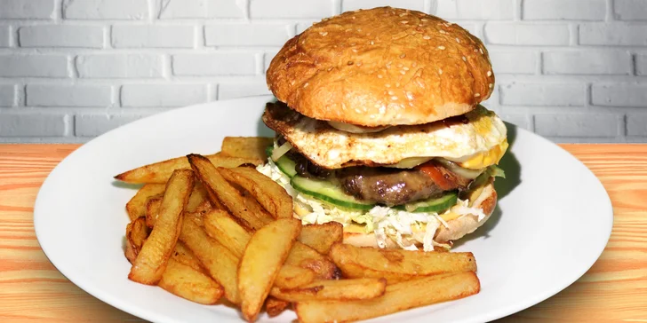 Zažeňte hlad: 2 napěchované hovězí burgery Elektra s porcí hranolků