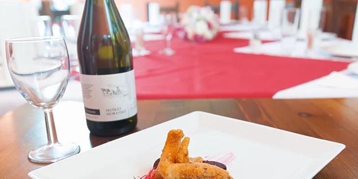 Příjemné posezení ve dvou: menu s jelením steakem, filetem z okouna a lahví vína