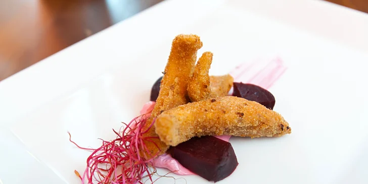 Příjemné posezení ve dvou: menu s jelením steakem, filetem z okouna a lahví vína