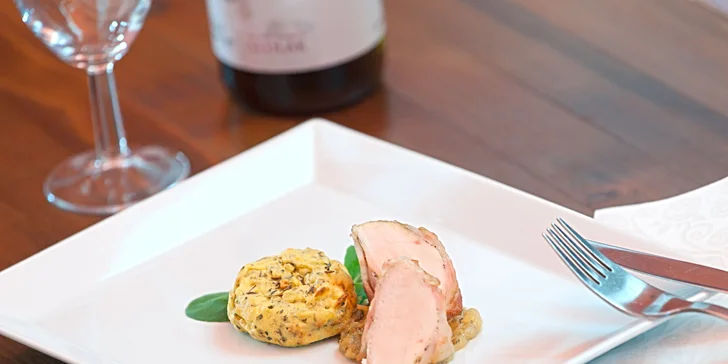 Příjemné posezení ve dvou: menu s jelením steakem, filetem z okouna a lahví vína