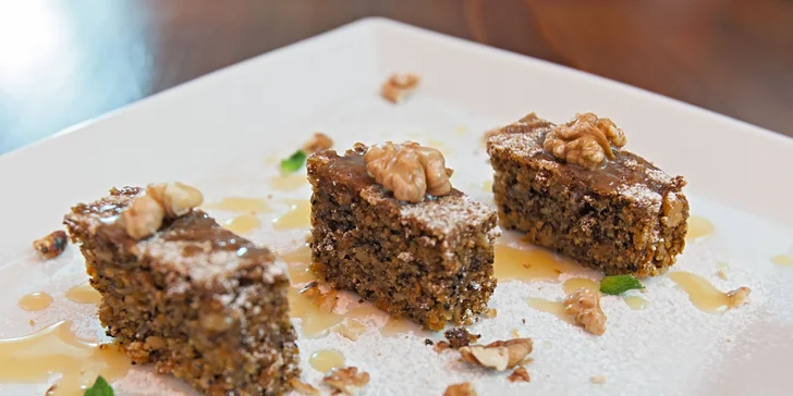 Příjemné posezení ve dvou: menu s jelením steakem, filetem z okouna a lahví vína