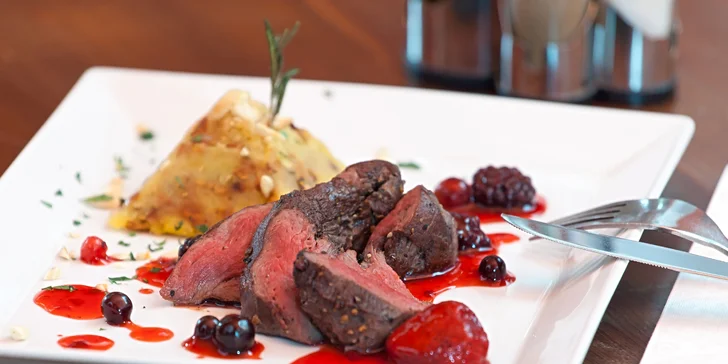 Příjemné posezení ve dvou: menu s jelením steakem, filetem z okouna a lahví vína