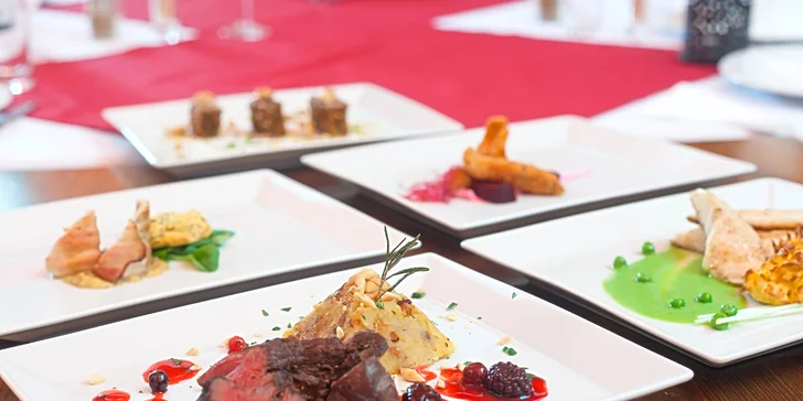 Příjemné posezení ve dvou: menu s jelením steakem, filetem z okouna a lahví vína
