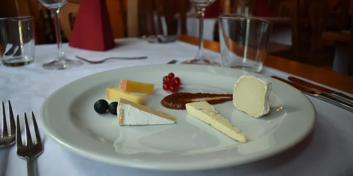 Všechny chutě Španělska: tapas, sýry, hovězí steak či kachní prso a dezert pro 2