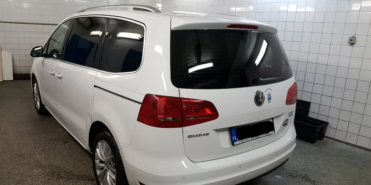 Ruční mytí automobilu v centru Brna