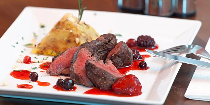 Příjemné posezení ve dvou: menu s jelením steakem, filetem z okouna a lahví vína