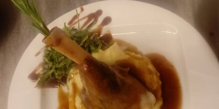 Jehněčí kolínko (500 g) konfitované s jablky a mrkví, bramborové pyré