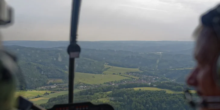 Mrkněte se na svět z výšky: vyhlídkový let v okolí Brna americkým vrtulníkem Robinson 44