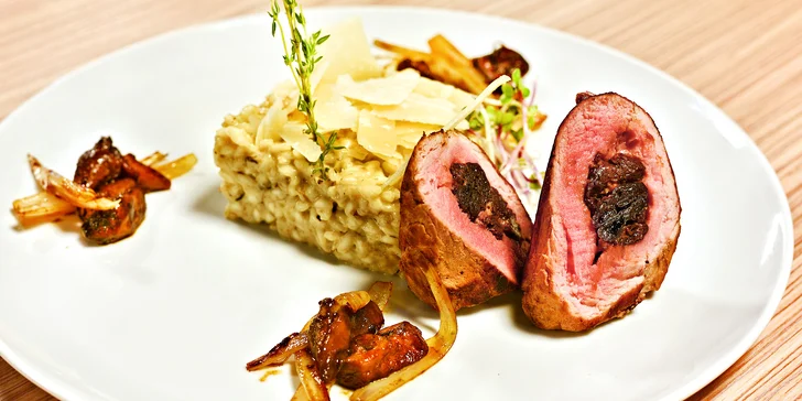 Moderní menu s tatarákem a panenkou pro dva podávané v Národním muzeu