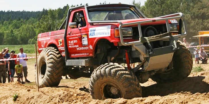 Žádná překážka není velká: Adrenalin za volantem Truck trialového speciálu