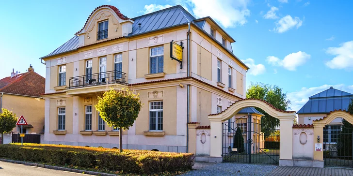 Wellness se nachází v suterénu prvorepublikové vily, která stojí v centru Lázní Bohdanče. 