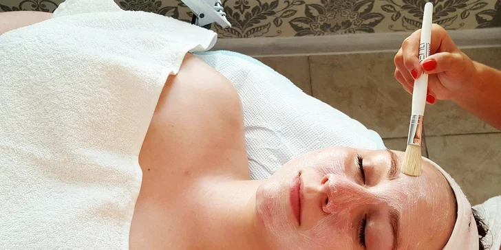 Kosmetická péče: ošetření kyselinou hyaluronovou nebo enzymatický peeling