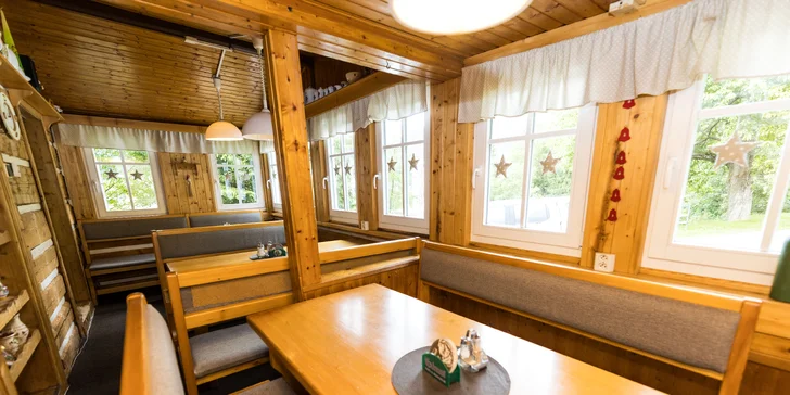 Snídaně se podávají formou bufetu nebo jako kontinentální menu přímo v restauraci Šohajka (na fotce). 