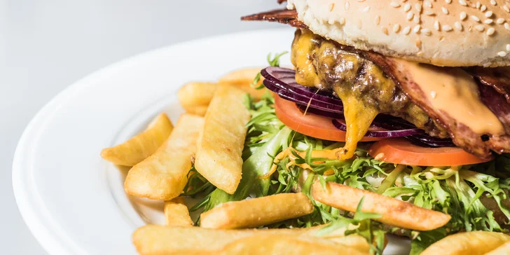 O tenhle vyladěný burger se prát nemusíte: burger a hranolky pro 1 i pro 2